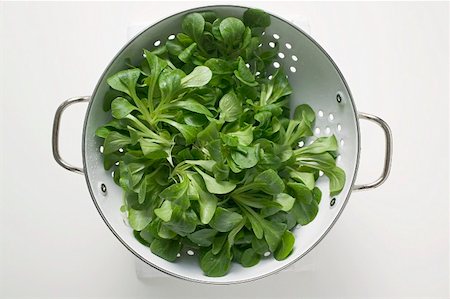 seiher - Feldsalat in Sieb (obenliegende Ansicht) Stockbilder - Premium RF Lizenzfrei, Bildnummer: 659-01864533