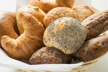 Petits pains et croissants dans la corbeille à pain Photographie de stock - Premium Libres de Droits, Code: 659-01864559
