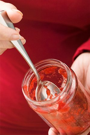 simsearch:659-06373748,k - Femme tenant presque vide pot de confiture de fraises Photographie de stock - Premium Libres de Droits, Code: 659-01864599