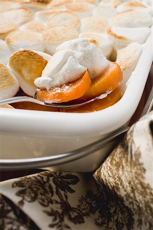 simsearch:659-03529742,k - Sweet potato & marshmallow gratin in baking dish with spoon Stock Photo - Premium Royalty-Free, Code: 659-01864639