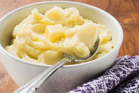 pomme de terre hachées - Purée de pommes de terre avec du beurre dans un bol blanc avec cuillère Photographie de stock - Premium Libres de Droits, Code: 659-01864641