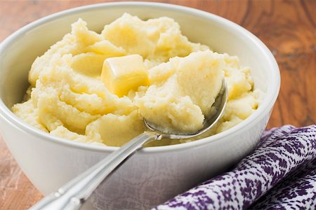 potato mash - Purée de pommes de terre avec du beurre dans un bol blanc avec cuillère Photographie de stock - Premium Libres de Droits, Code: 659-01864641