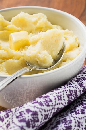 pomme de terre hachées - Purée de pommes de terre avec du beurre dans un bol blanc avec cuillère Photographie de stock - Premium Libres de Droits, Code: 659-01864642