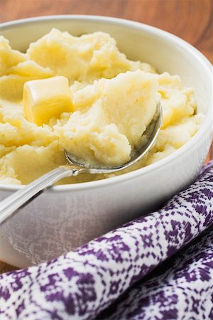 potato mash - Purée de pommes de terre avec du beurre dans un bol blanc avec cuillère Photographie de stock - Premium Libres de Droits, Code: 659-01864642