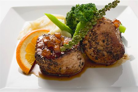 pork medallion - Pork medallions, green peppercorns, broccoli & mashed potato Foto de stock - Sin royalties Premium, Código: 659-01864654