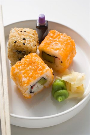 simsearch:659-02212373,k - Inside-out les rouleaux avec la sauce de soja, le gingembre et wasabi Photographie de stock - Premium Libres de Droits, Code: 659-01864660