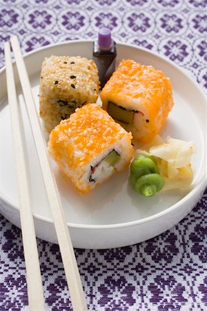 simsearch:659-02212373,k - Inside-out les rouleaux avec la sauce de soja, le gingembre et wasabi Photographie de stock - Premium Libres de Droits, Code: 659-01864661