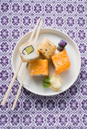 simsearch:659-02212373,k - Inside-out les rouleaux avec la sauce de soja, le gingembre et wasabi Photographie de stock - Premium Libres de Droits, Code: 659-01864662