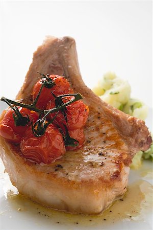 Fried pork chop with cherry tomatoes and mashed potato Fotografie stock - Premium Royalty-Free, Codice: 659-01864676