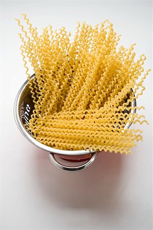 spirelli - Fusilli lunghi (long pasta spirals) in colander Stock Photo - Premium Royalty-Free, Code: 659-01864765