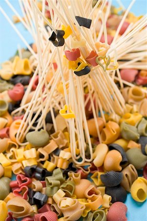 simsearch:659-01864846,k - Various types of coloured pasta Foto de stock - Sin royalties Premium, Código: 659-01864772