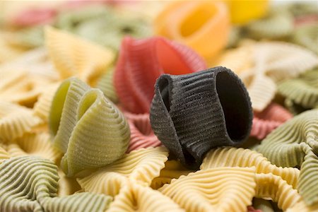 pasta type - Différents types de pâtes colorées (full-frame) Photographie de stock - Premium Libres de Droits, Code: 659-01864798