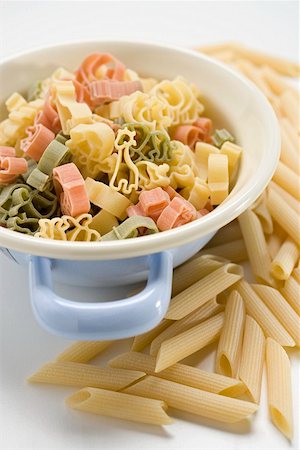 simsearch:659-01864846,k - Coloured pasta in strainer, penne beside it Foto de stock - Sin royalties Premium, Código: 659-01864827