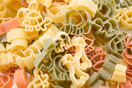 simsearch:659-01864847,k - Coloured animal-shaped pasta (full-frame) Fotografie stock - Premium Royalty-Free, Codice: 659-01864830