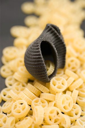 simsearch:659-01861340,k - Wagon wheel pasta and black lumaconi Foto de stock - Sin royalties Premium, Código: 659-01864845