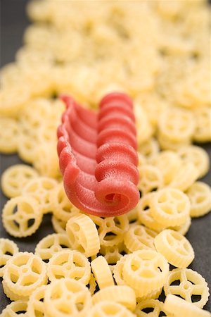 simsearch:659-01864847,k - Wagon wheel pasta and red riccioli Fotografie stock - Premium Royalty-Free, Codice: 659-01864846