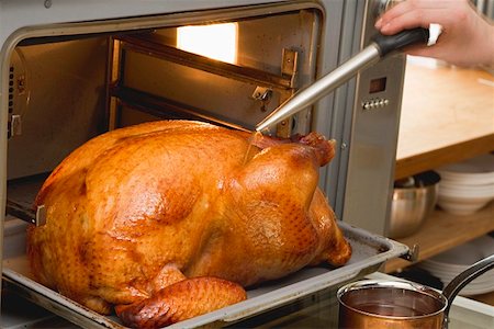 simsearch:659-01864909,k - Basting turkey with roasting juices, in the oven Foto de stock - Royalty Free Premium, Número: 659-01864918