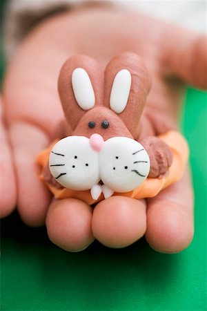 Child's hand holding marzipan Easter Bunny Foto de stock - Sin royalties Premium, Código: 659-01864955