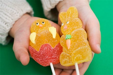 simsearch:659-03524035,k - Child's hands holding jelly Easter Bunny and chick Foto de stock - Sin royalties Premium, Código: 659-01864951