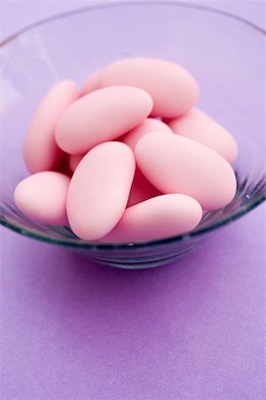 simsearch:659-01861501,k - Pink sugared almonds in glass dish Foto de stock - Sin royalties Premium, Código: 659-01864964