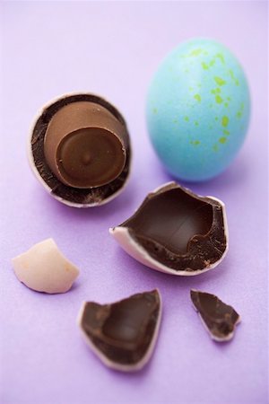 Two chocolate eggs, one broken Fotografie stock - Premium Royalty-Free, Codice: 659-01864969