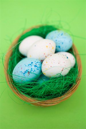 simsearch:659-01864821,k - Chocolate eggs in Easter nest Fotografie stock - Premium Royalty-Free, Codice: 659-01864974