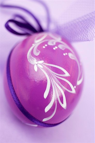 Painted purple Easter egg to hang up Photographie de stock - Premium Libres de Droits, Le code de l’image : 659-01864988