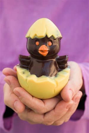 Hands holding chocolate chick Foto de stock - Sin royalties Premium, Código: 659-01864994