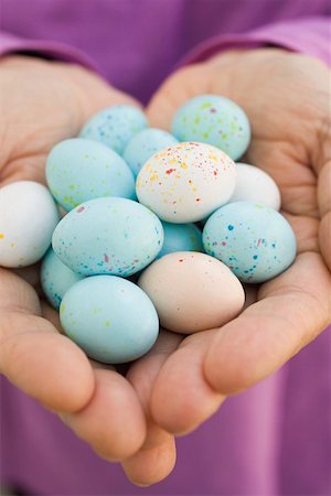 Hands holding chocolate eggs with pastel-coloured candy shells Fotografie stock - Premium Royalty-Free, Codice: 659-01864999