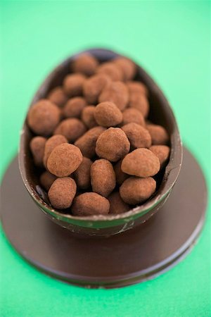 Half a chocolate egg filled with small truffles Foto de stock - Sin royalties Premium, Código: 659-01865004