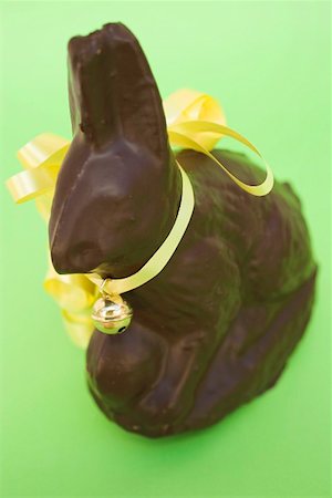 simsearch:659-01865764,k - Chocolate Easter Bunny with yellow bow and small bell Foto de stock - Sin royalties Premium, Código: 659-01865015