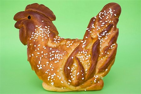 simsearch:659-03533664,k - Chicken made from bread dough with pearl sugar (Easter) Fotografie stock - Premium Royalty-Free, Codice: 659-01865016