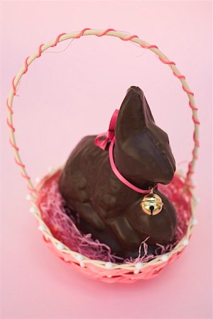 simsearch:659-01865955,k - Chocolate Easter Bunny with bow & small bell in Easter basket Fotografie stock - Premium Royalty-Free, Codice: 659-01865010