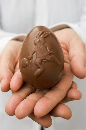 simsearch:659-01860076,k - Hands holding chocolate Easter egg Stock Photo - Premium Royalty-Free, Code: 659-01865020