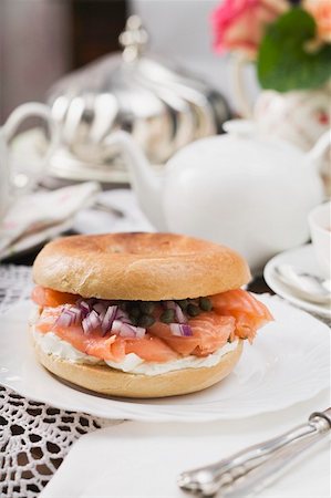 Cream cheese, smoked salmon and onion in bagel Stock Photo - Premium Royalty-Free, Code: 659-01865032