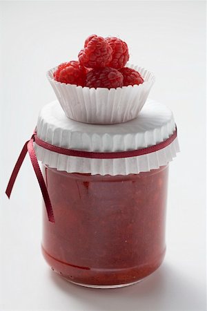 simsearch:659-08941091,k - Jar of raspberry jam, raspberries in paper case on top Stock Photo - Premium Royalty-Free, Code: 659-01865144