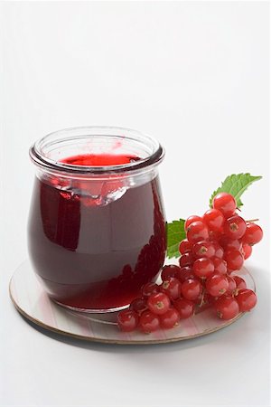 simsearch:659-06372343,k - Jar of redcurrant jelly, redcurrants beside it Stock Photo - Premium Royalty-Free, Code: 659-01865151