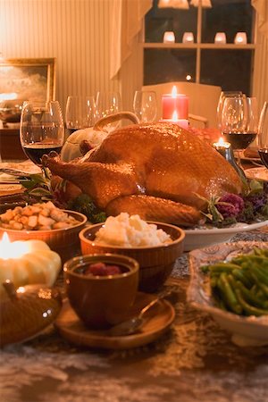Stuffed turkey with accompaniments for Thanksgiving (USA) Foto de stock - Sin royalties Premium, Código: 659-01865201