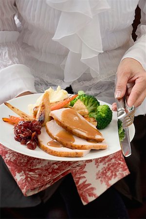 simsearch:659-07959721,k - Woman serving turkey breast & accompaniments, Thanksgiving (USA) Stock Photo - Premium Royalty-Free, Code: 659-01865219