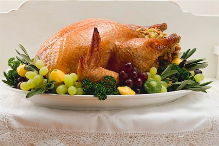 pavo (alimento) - Stuffed turkey with herbs, grapes and patty pan squashes Foto de stock - Sin royalties Premium, Código: 659-01865226