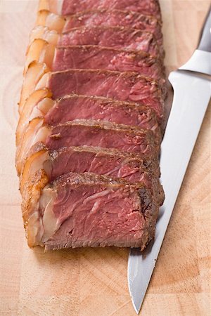 Beefsteak mit fettigen Rand, in Scheiben geschnitten Stockbilder - Premium RF Lizenzfrei, Bildnummer: 659-01865243