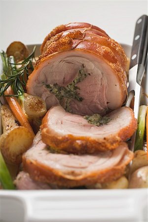 simsearch:659-01847015,k - Rolled pork roast with crackling, herb stuffing & vegetables Fotografie stock - Premium Royalty-Free, Codice: 659-01865283