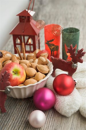 simsearch:659-01847860,k - Christmas decoration with apple, nuts, lantern, mittens Foto de stock - Sin royalties Premium, Código: 659-01865349