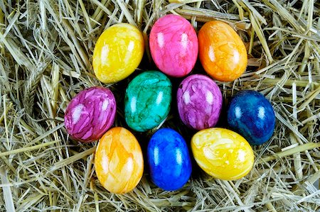 simsearch:659-01850865,k - Coloured Easter eggs in straw Stock Photo - Premium Royalty-Free, Code: 659-01865370