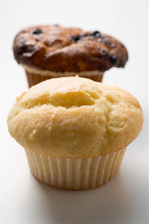 simsearch:659-01844431,k - Two different muffins in paper cases Stock Photo - Premium Royalty-Free, Code: 659-01865386