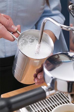 simsearch:659-08896735,k - Faire mousser le lait avec la machine à expresso Photographie de stock - Premium Libres de Droits, Code: 659-01865418