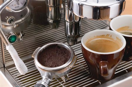 simsearch:659-01856319,k - Two cups of espresso on espresso machine Foto de stock - Sin royalties Premium, Código: 659-01865419