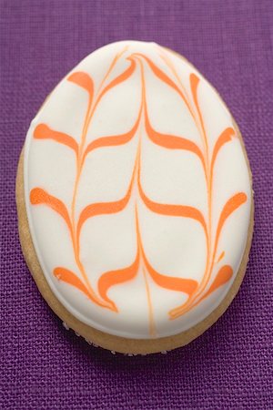 simsearch:659-03533278,k - Egg-shaped Easter biscuit on purple linen Foto de stock - Sin royalties Premium, Código: 659-01865460