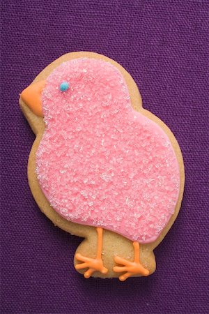 simsearch:659-03533664,k - Easter biscuit (pink chick) on purple linen Fotografie stock - Premium Royalty-Free, Codice: 659-01865462