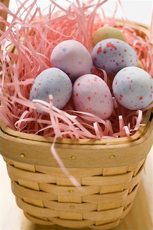 easter basket not people - Sugar eggs in a basket Foto de stock - Sin royalties Premium, Código: 659-01865477